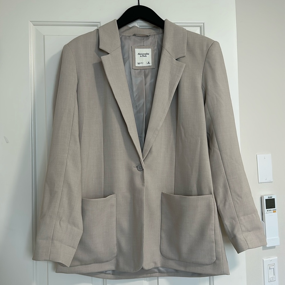 Abercrombie women’s Single-Breasted Blazer
SKU: 652381902 Beige M oversized tan